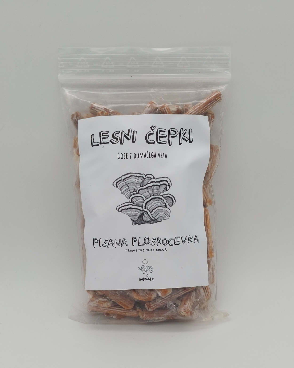 Micelij na lesnih čepkih