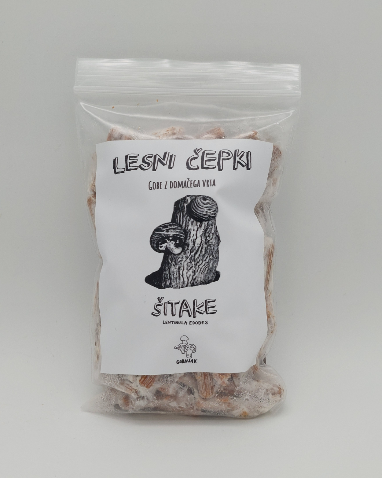 Micelij na lesnih čepkih